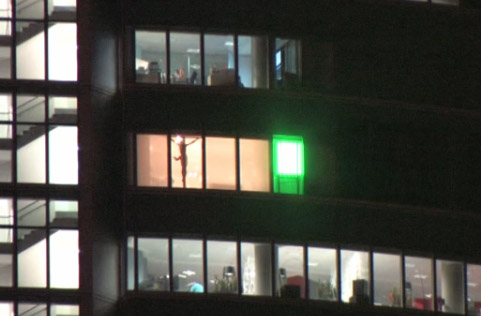 Luz verde de la capilla que se ve en torre espacio de madrid desde la fachada norte.